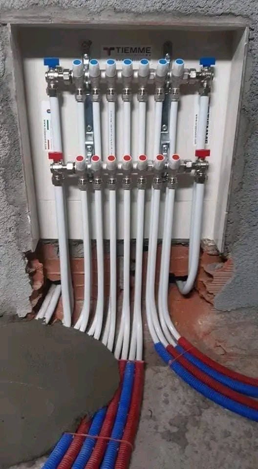 Colector de fontanería empotrado