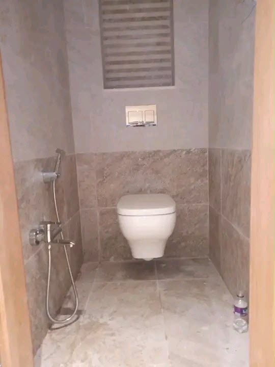 Baño con inodoro suspendido y ducha