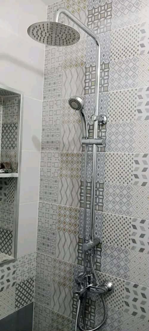 Columna de ducha con alicatado decorativo
