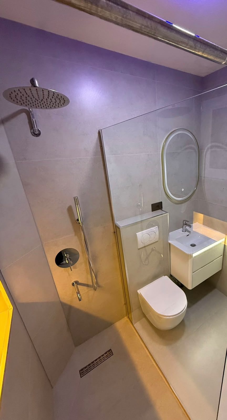 Baño reformado con mampara y mueble suspendido