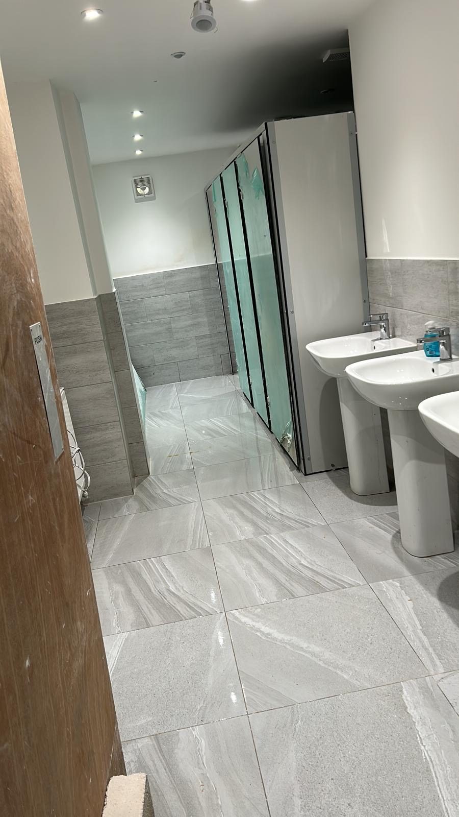 Baño reformado con lavabos de pie