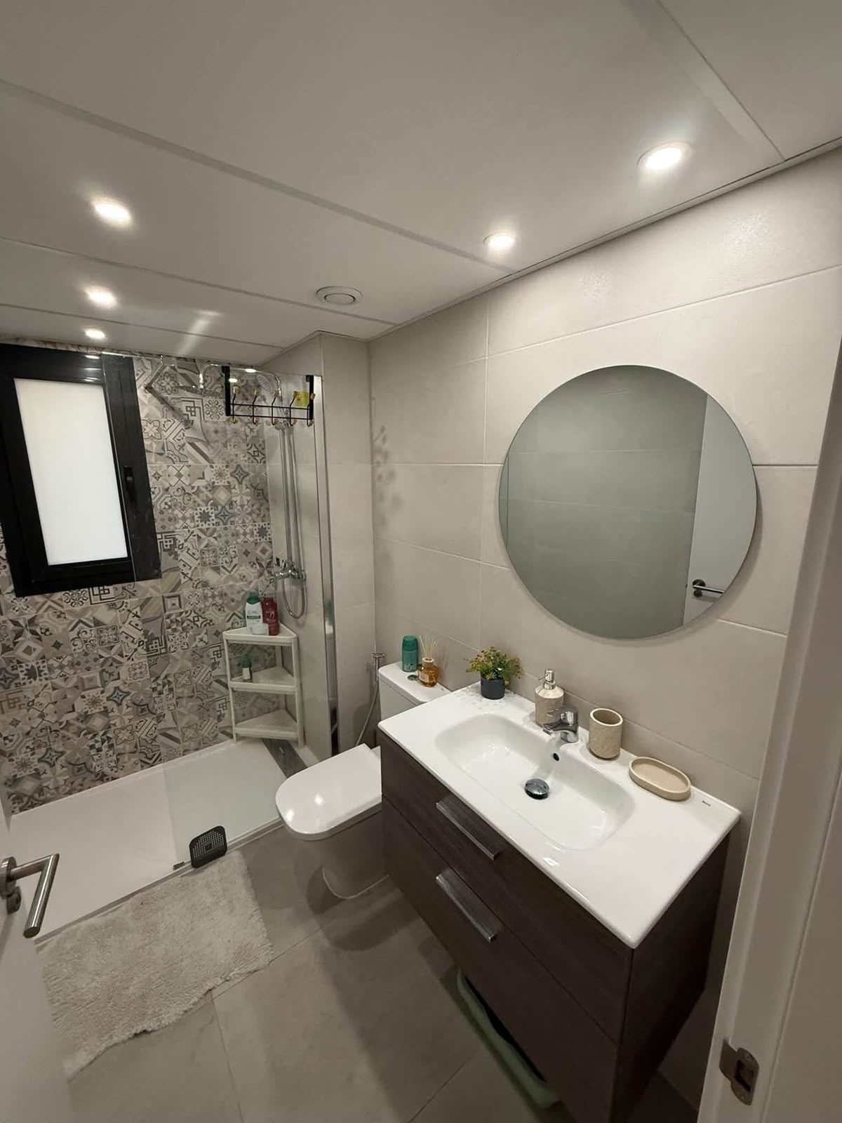Baño completo con mueble de madera y espejo