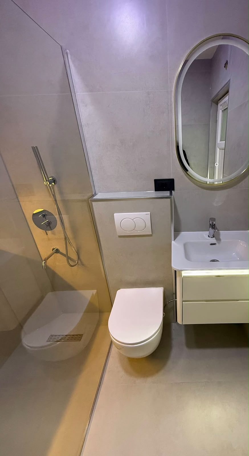 Baño moderno con inodoro suspendido