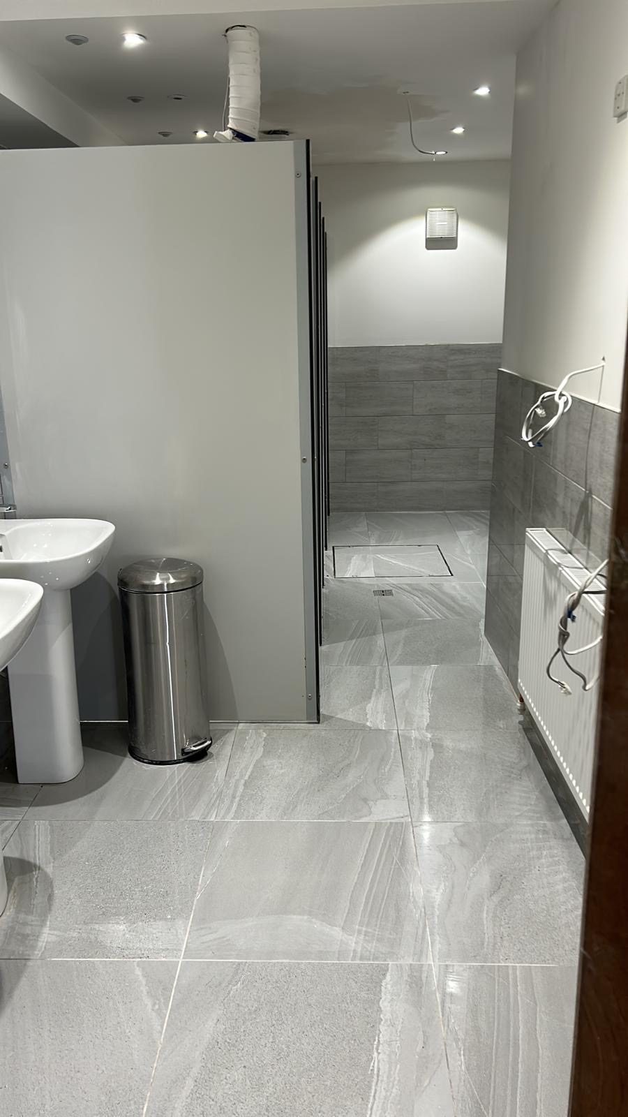 Baño reformado con alicatado gris