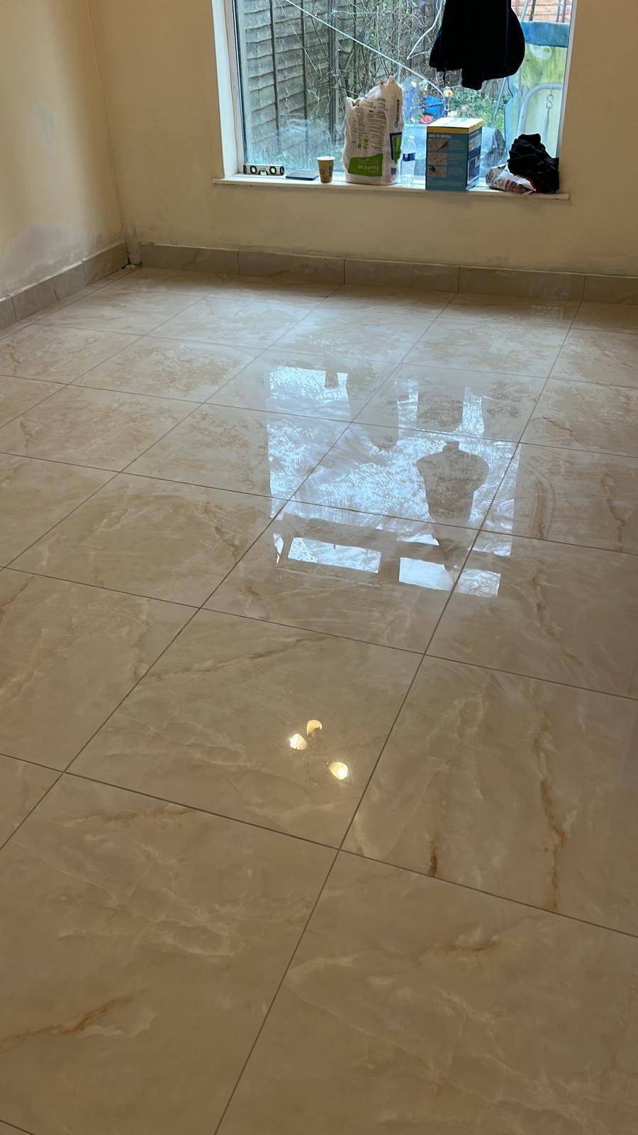 Suelo porcelánico en estancia reformada