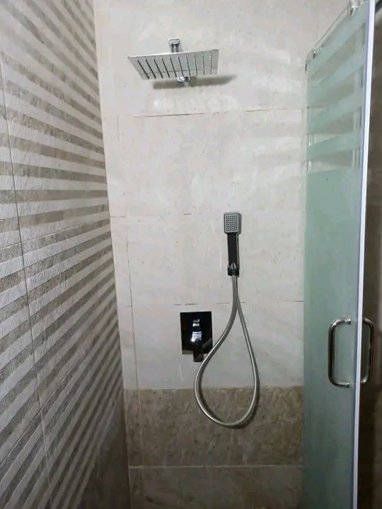 Ducha con grifería empotrada y mampara