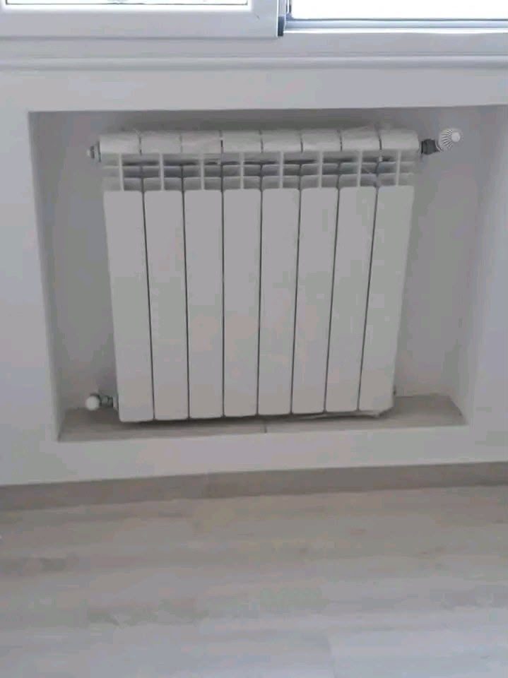 Radiador instalado bajo ventana