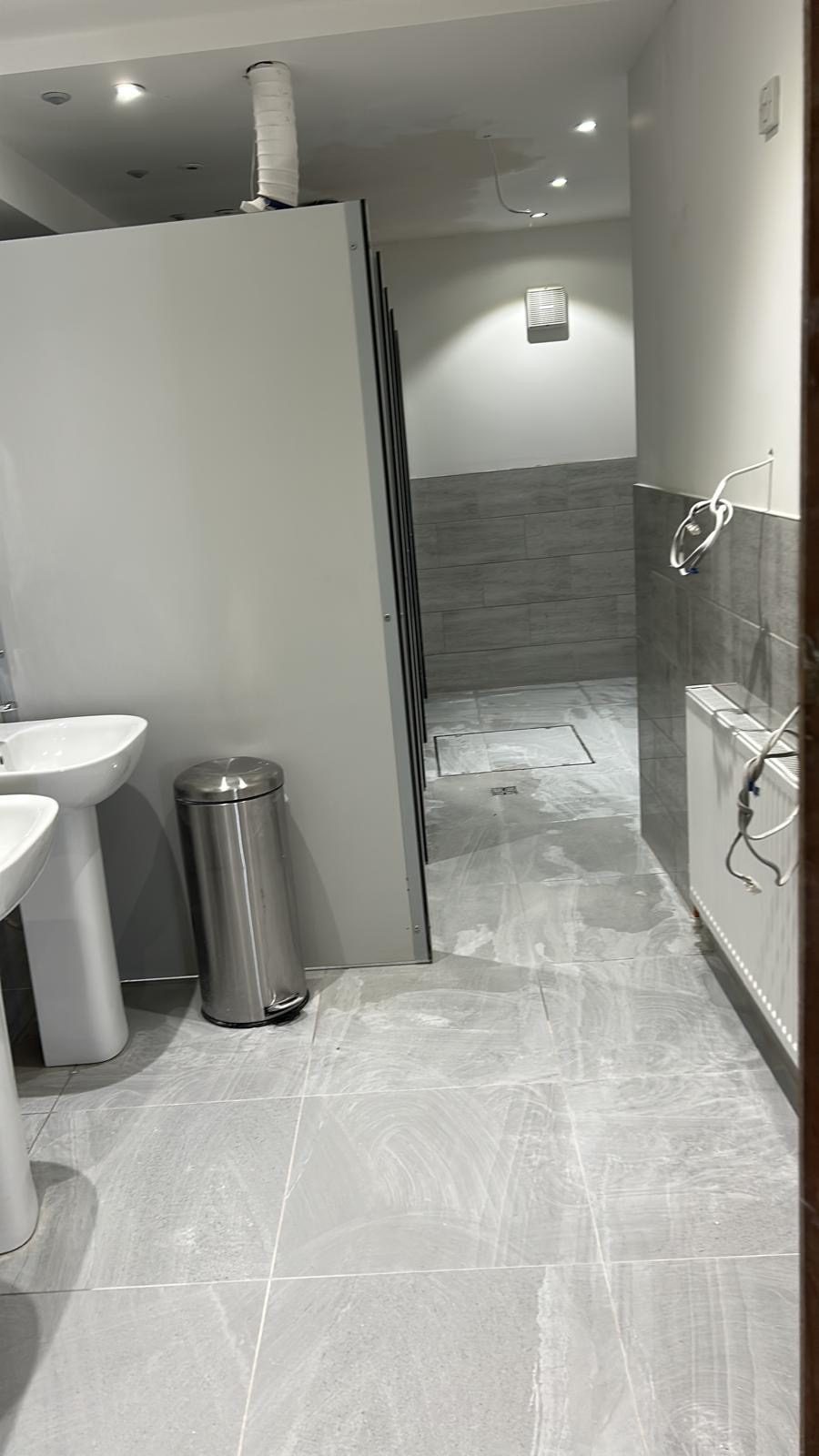 Baño con suelo porcelánico gris